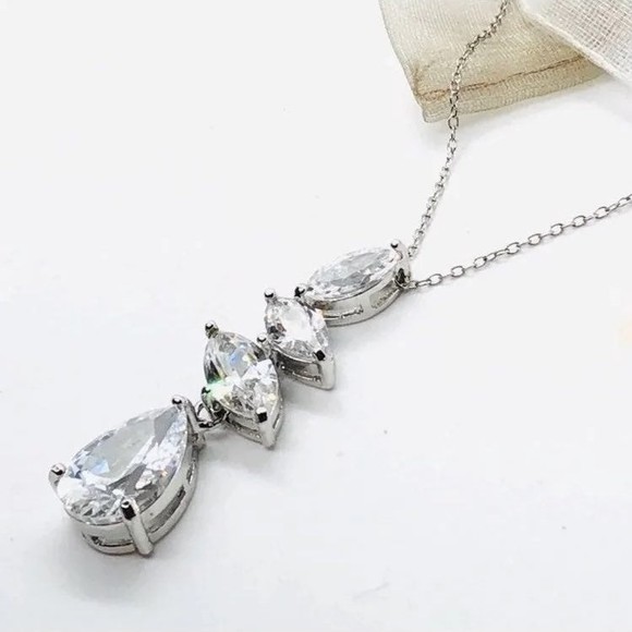 Sterling Silver Cubic Zerconia Pendant chain16" - Picture 2 of 6